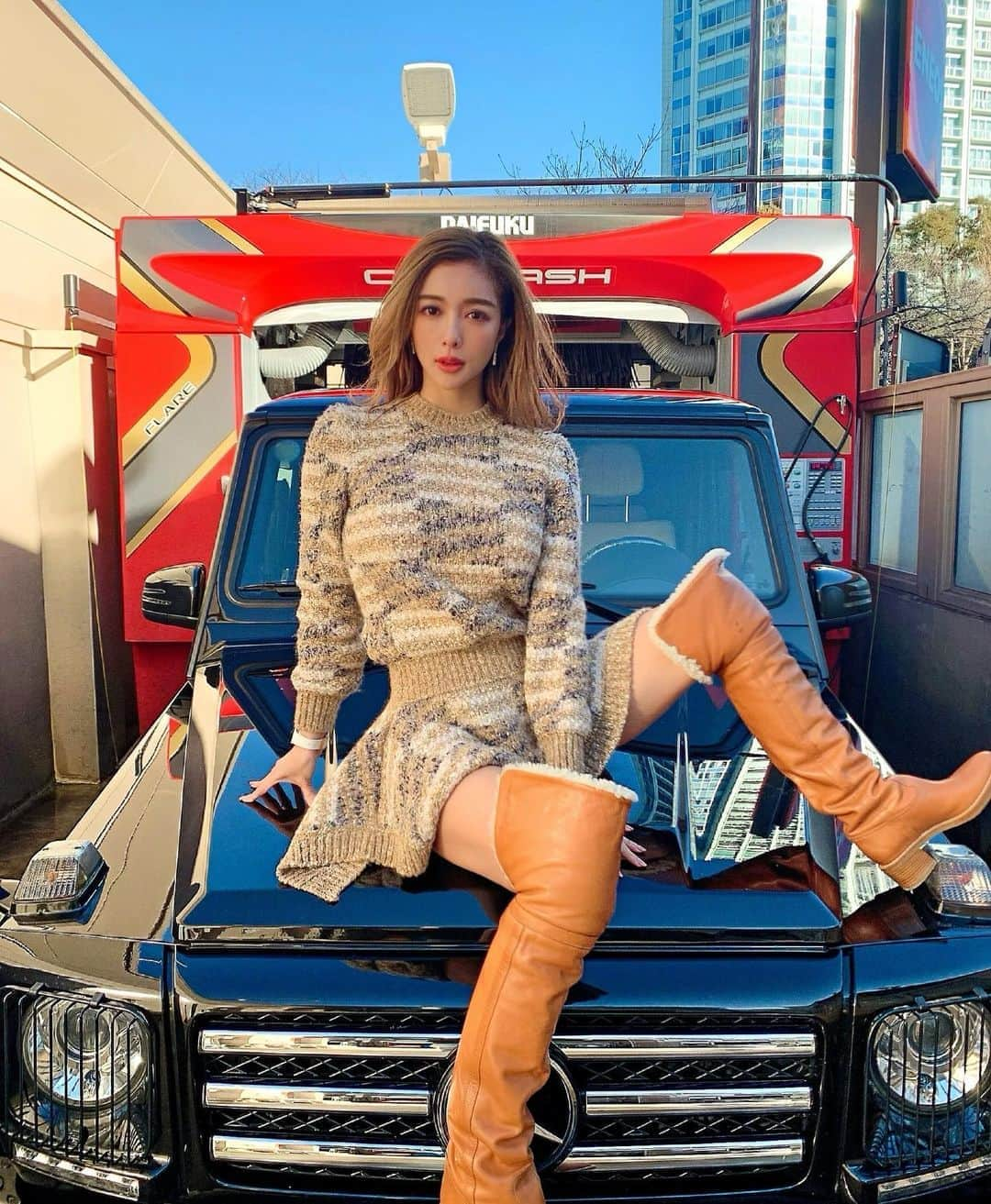 濱野りれさんのインスタグラム写真 - (濱野りれInstagram)「Sunny Sunday🥰 Good day for driving🖤// Spring cleaning was over, so I got my car super shine✨ Dress #CHANEL Boots #CELINE Do you like Over-knee or not?? -— 今日はドライブ日和の晴天だったねー🌞👏年末の大掃除も終わったし車もピカピカにしてきたのー💖 海外のショーや雑誌でこの冬一番見かけたセリーヌのブーツも初おろし✨ 人気すぎて日本にほとんど入らなかったみたい🥺❤️ もこもこニーハイブーツ可愛いね😣💖 -— #mercedesbenz##gelandewagen#gclass#gelendwagen#mercedesgclass#luxurycar#carwash#carwashing  #tokyolife#tokyolifestyle#tokyojapan #winterfashion#winterdress#wintercollection#fashionstyle#chanellover#ilovechanel#celineboots#overknee#overkneeboots#シャネル#セリーヌ#冬コーデ#ゲレンデ#ゲレンデヴァーゲン#ベンツgクラス」1月5日 17時26分 - riregram