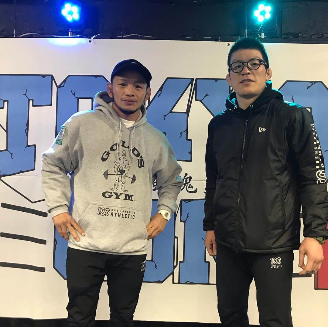 青木真也のインスタグラム：「年始の挨拶。宇野兄貴とパンツが同じだった。#caoluno#shinyaaoki #宇野薫 #青木真也 #東強魂#tokyocon#onehundredathletic」