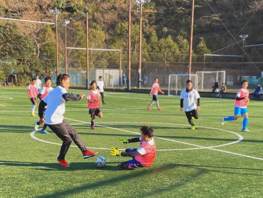 石川直宏さんのインスタグラム写真 - (石川直宏Instagram)「シーガルズの初蹴りの後は後輩小野兄弟中心のサッカー教室に参加！！ より影響力のある現役選手だからこその視点や想いを形にする姿が何より素晴らしい。俺も今の立場だからこそ伝えられる事を大切にしながら指導・プレーしました🤝 年末痛みのあった膝や腰もだいぶ軽減😉  集まった選手たちがガチンコで勝負するからこそ、参加してくれた子どもたちにも感じられた事が多くあったと思います。 想いに賛同・協力していただいた関係者の皆さんにも感謝✨ . #ONOfootballclinic #広友電機工業有限会社 #株式会社建尚 #GSALUS #FIDES #横須賀フットサルクラブ #横須賀 #Yokosuka #地元 #小野裕二 #小野悠斗 #柴崎貴広 #谷口博之 #熊谷アンドリュー #阿渡真也 #長倉颯 #石川扶 #三男 #石川直宏」1月5日 17時43分 - sgss.18