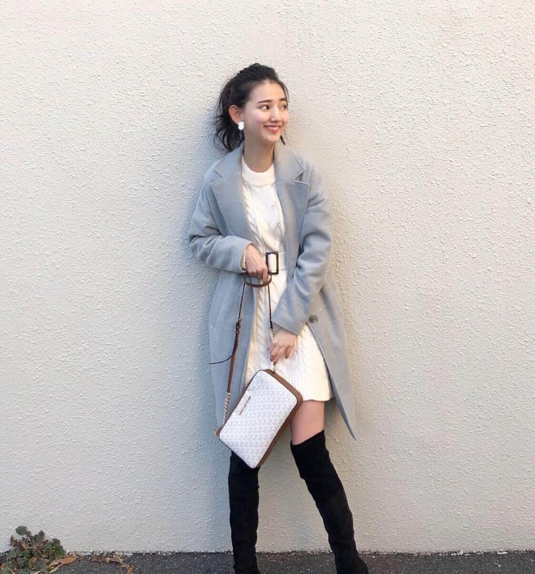 黒木麗奈さんのインスタグラム写真 - (黒木麗奈Instagram)「今日の私服💋 鼻赤いのわかります！？ 冬になると絶対鼻が赤くなるんです泣 もーそれが嫌で嫌で😭 寒すぎて笑えない。。。 ニットワンピ  INGNI @ingnistore  コート  SPIRALGIRL @spiralgirl_official  ロングブーツ  R&E  @re_ikebukuroparco  イアリング REDYAZEL @redyazel  今日は大人ガーリー✨  #大人ガーリーコーデ #寒すぎて笑えない #鼻がトナカイ #白のニットワンピ #寒さに我慢 #イング #スパイラルガール #R&E #MK #お気に入りのカバン」1月5日 17時43分 - rena__1126