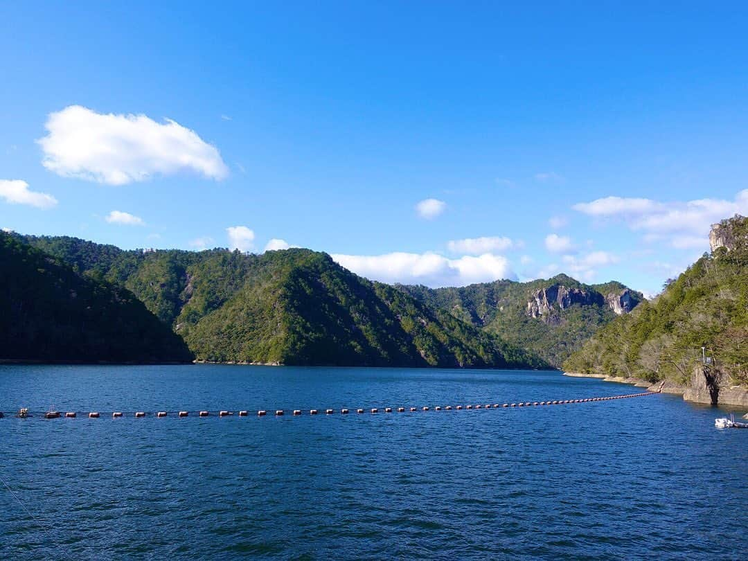 大場美和さんのインスタグラム写真 - (大場美和Instagram)「今日鳳来湖の方のエリアへ。 鳳来はむずいのしかないイメージだったけど、めちゃくちゃいい感じの、ハスコラという5級がありました。アップに最適！ その後人気課題っぽいグライダーを登りました。ガバの後の左手がかなり砂っぽくて、もしかしたらかけてたのかな？ 最後にモグラを触ったけどド敗退…。上部だけ登っときました。ちょっと高さがあってピリッとします。 二日間の鳳来、指皮も体も大ダメージです。 どの課題も面白かったから、宿題回収とまだ触ってない課題をやりにまた行こう！ 帰りに宇連ダム(うれだむ)に寄ってきました。このダムが設置されて、鳳来湖ができたんだって。天気が良くていい景色でした！ #鳳来ボルダー #鳳来湖 #宇連ダム  #tamadic #adidas #evolv #pamo #浜崎治療院」1月5日 17時52分 - miwa_oba