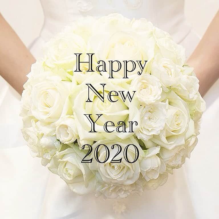 のインスタグラム：「🎍🐭新年明けましておめでとうございます✨🍾 * 本年も変わらず、皆様の笑顔のためスタッフ一同一生懸命お手伝いさせて頂きますのでよろしくお願い致します😊 * * 今年もお客様の素敵な実例を沢山ご紹介致します♪プレ花嫁様、是非ご参考下さい！ ご見学会もHPより随時承っております☎︎❤︎ * * 是非、【#ロイヤルホールヨコハマ 】のタグを付けて投稿してください♪ * 公式instagramで紹介させて頂くことも…❤︎ * * このアカウントでは実際にロイヤルホールヨコハマで結婚式を挙げたお客様の実例を中心に投稿しています💐 * * その他、フェア情報なども随時シェアをしています💍 質問などありましたら、お気軽にお電話📞・DM📩お待ちしています🤵🏻👰🏻 * * #セントパトリックチャーチ #大聖堂 #教会 #横浜 #関内 #みなとみらい #結婚式場 #プレ花嫁 #横浜婚 #横浜式場 #卒花レポ #結婚式レポ #式場探し #入籍 #プロポーズ #関東花嫁」