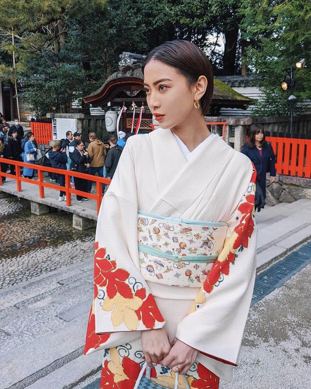 ソンイさんのインスタグラム写真 - (ソンイInstagram)「お正月だしお着物で京都の観光を🎍🇯🇵⛩﻿ 素敵すぎるお着物は @shosa_kyoto_official でお借りしました👘﻿ ﻿ お正月らしい華やかな柄に、帯も遊び心あるデザインを選んでもう最高に可愛かった😭❤️﻿ ﻿ 街ブラ観光客用のではなくて、結婚式や大切な行事に着るようなとても上質なお着物だから格が違いました🥺👏🏼﻿ 宅送レンタルもしているから今度大切なイベントの時にもまたお借りしたいな☺️💕﻿ ﻿ 素晴らしいお着物をお正月に着れて心もシャキッとできて新年を気持ち良く迎えられたし、楽しい京都旅を家族と親友と過ごせて2020年すごく幸せなスタート🎍🇯🇵﻿ 珍しい水みくじもしたよ⛩﻿ #京都観光 #着物 #京都着物レンタル #お正月 #訪問着﻿」1月5日 17時57分 - sunwei1013
