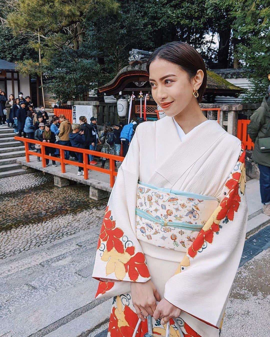 ソンイのインスタグラム：「お正月だしお着物で京都の観光を🎍🇯🇵⛩﻿ 素敵すぎるお着物は @shosa_kyoto_official でお借りしました👘﻿ ﻿ お正月らしい華やかな柄に、帯も遊び心あるデザインを選んでもう最高に可愛かった😭❤️﻿ ﻿ 街ブラ観光客用のではなくて、結婚式や大切な行事に着るようなとても上質なお着物だから格が違いました🥺👏🏼﻿ 宅送レンタルもしているから今度大切なイベントの時にもまたお借りしたいな☺️💕﻿ ﻿ 素晴らしいお着物をお正月に着れて心もシャキッとできて新年を気持ち良く迎えられたし、楽しい京都旅を家族と親友と過ごせて2020年すごく幸せなスタート🎍🇯🇵﻿ 珍しい水みくじもしたよ⛩﻿ #京都観光 #着物 #京都着物レンタル #お正月 #訪問着﻿」