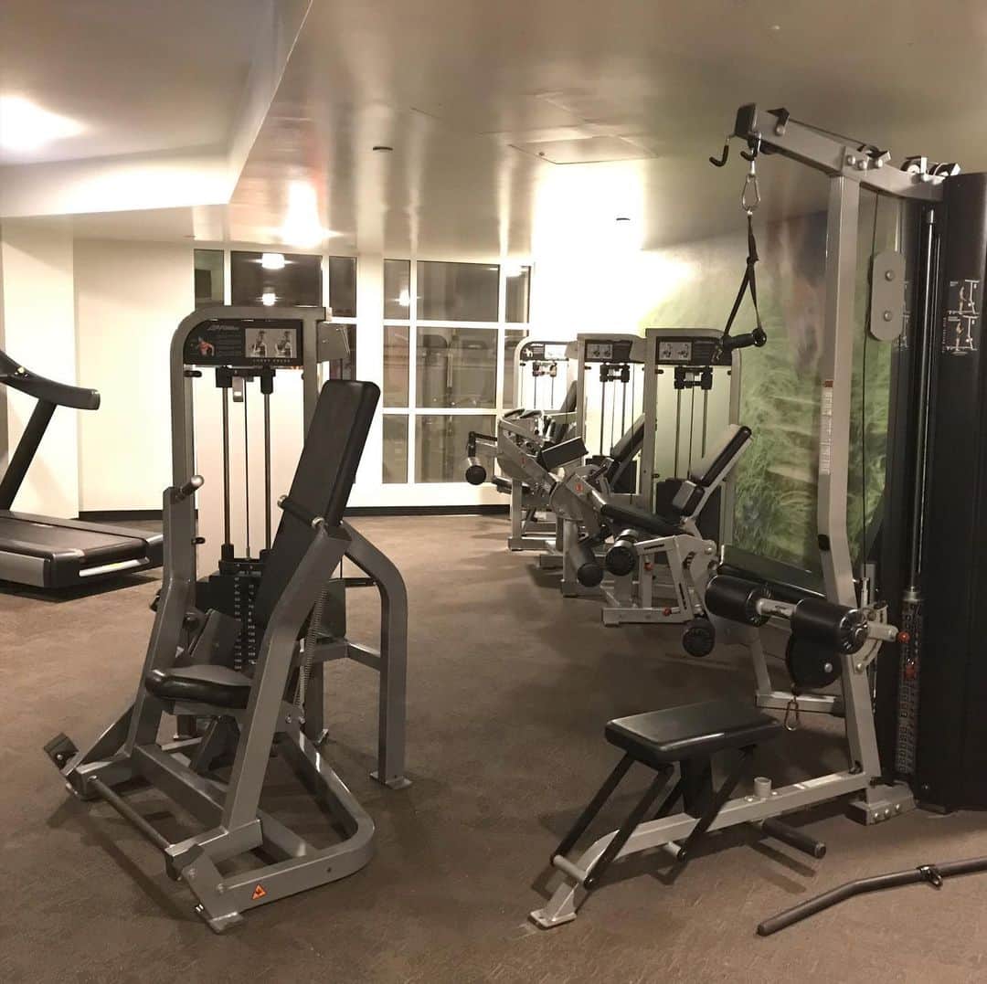 のインスタグラム：「ホテルのジムも良い感じ! #dragongate  #workout」