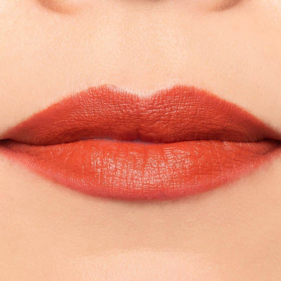 M∙A∙C Cosmetics Japanのインスタグラム：「ㅤ 数あるリップの中でも特に人気なマラケシュ。 ブラウンよりの赤リップは、ぼかして付けてもしっかり付けても◎💄 ぜひあなたのファッションスタイルに合わせて使ってみて✨ ㅤ ↓使用製品↓ リップスティック[マラケシュ] ㅤ MAKEUP & MODEL:  M·A·C ARTIST SAYAKA UEZAWA @mac.artist.jtk  PHOTO: @takaki_iwata  ㅤ ㅤ ㅤ #MACLUNARILLUSIONS　#MACルーナーイリュージョン　#MACCosmeticsJapan #MACコスメ #MACCosmetics #コスメ #メイク #限定コスメ #リップ #アイシャドウ #ハイライト #赤リップ #LunarNewYear2020 #ChineseNewYear2020」