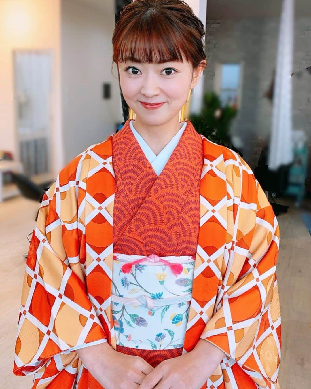 常盤よしこのインスタグラム：「あけましておめでとうございます。 今年はお正月ゆっくり過ごし、 2020年の仕事始めは今日でした！！ 久々の着物で、 背筋もピンとなります。 . . 1日1日を大切に 今年も笑顔を届けられるよう仕事頑張ります。 皆様、今年もよろしくお願い致します。 . . #あけましておめでとうございます #2020年もよろしくお願いします  #仕事始め#お正月太り #着物#着物コーディネート#着物備忘録 #青海波#羽織」