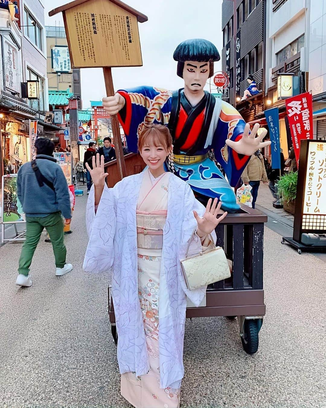 八鍬里美さんのインスタグラム写真 - (八鍬里美Instagram)「浅草で人力車も乗ったの💕寒くて目がしょぼしょぼしてるけど、、🤣 お兄さんが歴史をたくさん教えてくれてくれました(≧∇≦) 伝法院通りの白浪五人男は美人局する悪い人たち😅一緒に写真撮ったけどヾ(〃^∇^)ﾉ🎵 . #白浪五人男#日本駄右衛門#恥ずかしい#浅草伝法院通り#人力車#お兄さん力持ち#浅草#japan#訪問着#初詣」1月5日 18時04分 - satomi_yakuwa