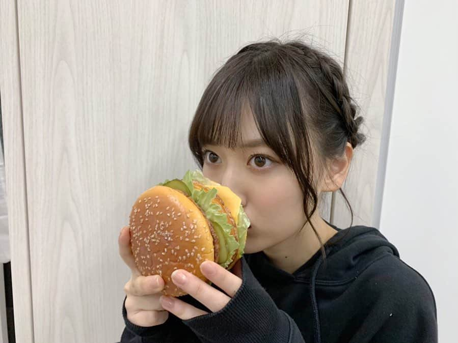 山下美月さんのインスタグラム写真 - (山下美月Instagram)「そろそろ、おせち料理に飽きてきたあなたに…﻿ ﻿ ハンバーガーをがぶり！…する直前のもぐしたさんをお届け😋🍔﻿ ﻿ #ハンバーガーが大きいのか顔が小さいのか﻿ #山下美月1st写真集﻿ #忘れられない人」1月5日 18時08分 - yamashitamizuki1st