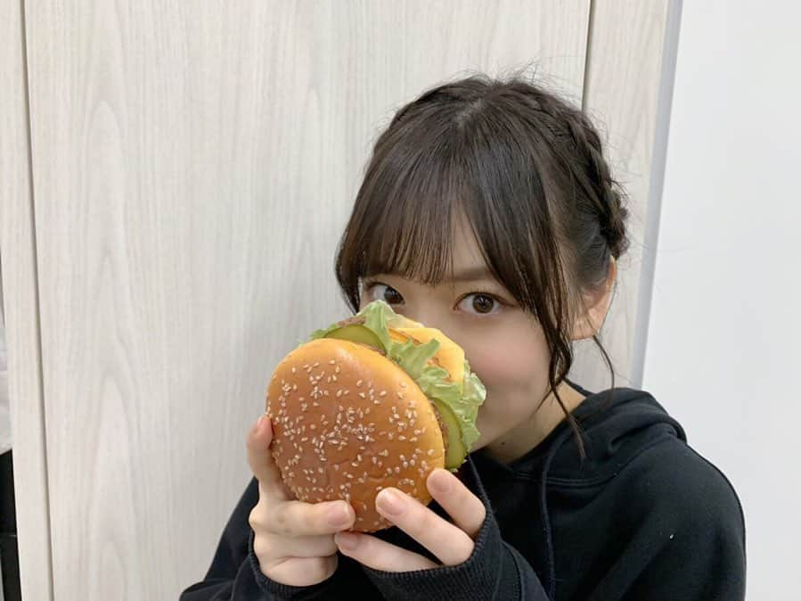 山下美月さんのインスタグラム写真 - (山下美月Instagram)「そろそろ、おせち料理に飽きてきたあなたに…﻿ ﻿ ハンバーガーをがぶり！…する直前のもぐしたさんをお届け😋🍔﻿ ﻿ #ハンバーガーが大きいのか顔が小さいのか﻿ #山下美月1st写真集﻿ #忘れられない人」1月5日 18時08分 - yamashitamizuki1st