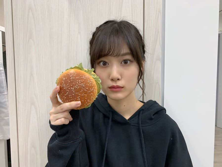 山下美月さんのインスタグラム写真 - (山下美月Instagram)「そろそろ、おせち料理に飽きてきたあなたに…﻿ ﻿ ハンバーガーをがぶり！…する直前のもぐしたさんをお届け😋🍔﻿ ﻿ #ハンバーガーが大きいのか顔が小さいのか﻿ #山下美月1st写真集﻿ #忘れられない人」1月5日 18時08分 - yamashitamizuki1st