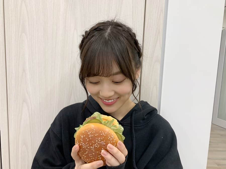 山下美月さんのインスタグラム写真 - (山下美月Instagram)「そろそろ、おせち料理に飽きてきたあなたに…﻿ ﻿ ハンバーガーをがぶり！…する直前のもぐしたさんをお届け😋🍔﻿ ﻿ #ハンバーガーが大きいのか顔が小さいのか﻿ #山下美月1st写真集﻿ #忘れられない人」1月5日 18時08分 - yamashitamizuki1st