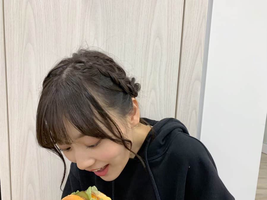 山下美月さんのインスタグラム写真 - (山下美月Instagram)「そろそろ、おせち料理に飽きてきたあなたに…﻿ ﻿ ハンバーガーをがぶり！…する直前のもぐしたさんをお届け😋🍔﻿ ﻿ #ハンバーガーが大きいのか顔が小さいのか﻿ #山下美月1st写真集﻿ #忘れられない人」1月5日 18時08分 - yamashitamizuki1st