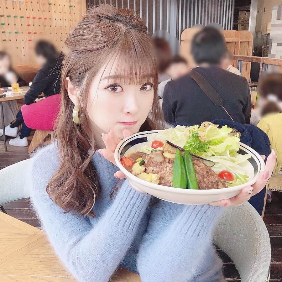 伊藤りかさんのインスタグラム写真 - (伊藤りかInstagram)「． 昨日は実家に泊まって、今日は お母さんとカフェに行ってきました👩🏻♡ 野菜たっぷりカレー美味しかった◌ 夜ご飯も お母さんの生姜焼きを食べて帰る予定😂←笑 * 明日からは、城崎温泉に旅行に行くよ❤︎ 久しぶりの旅行にワクワクしてます..！🐘 * #ギュギュギュ @gyugyugyu_lme  1年で1番太る時期。。 ギュギュギュを着て食べ過ぎ防止がオススメ✌︎ (私も妊娠前は着用して防止してたよ〜！) 1/15まで期間限定でお得な福袋が 発売されてるのでチェックしてみてね🤞🏻♡ * #りかちゃんのカフェ巡り #女の子 #ぱっつん前髪 #可愛い #カラコン #ゆる巻き #シースルーバング  #メイク #カフェ巡り #大阪カフェ #カフェスタグラム  #妊婦 #妊婦コーデ #妊婦生活 #マタニティライフ #ミディアム #ミディアムヘア #妊娠7ヶ月 #ハーフアップ #ハーフアップアレンジ #大阪ランチ #マタニティーコーデ #妊娠中 #hair #hairarrange #make #cafe  #伊藤りか #snsクリエイター」1月5日 18時12分 - rrrika.i