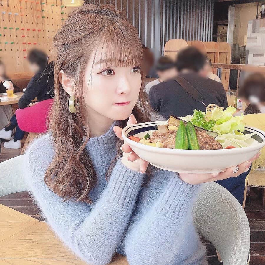 伊藤りかさんのインスタグラム写真 - (伊藤りかInstagram)「． 昨日は実家に泊まって、今日は お母さんとカフェに行ってきました👩🏻♡ 野菜たっぷりカレー美味しかった◌ 夜ご飯も お母さんの生姜焼きを食べて帰る予定😂←笑 * 明日からは、城崎温泉に旅行に行くよ❤︎ 久しぶりの旅行にワクワクしてます..！🐘 * #ギュギュギュ @gyugyugyu_lme  1年で1番太る時期。。 ギュギュギュを着て食べ過ぎ防止がオススメ✌︎ (私も妊娠前は着用して防止してたよ〜！) 1/15まで期間限定でお得な福袋が 発売されてるのでチェックしてみてね🤞🏻♡ * #りかちゃんのカフェ巡り #女の子 #ぱっつん前髪 #可愛い #カラコン #ゆる巻き #シースルーバング  #メイク #カフェ巡り #大阪カフェ #カフェスタグラム  #妊婦 #妊婦コーデ #妊婦生活 #マタニティライフ #ミディアム #ミディアムヘア #妊娠7ヶ月 #ハーフアップ #ハーフアップアレンジ #大阪ランチ #マタニティーコーデ #妊娠中 #hair #hairarrange #make #cafe  #伊藤りか #snsクリエイター」1月5日 18時12分 - rrrika.i