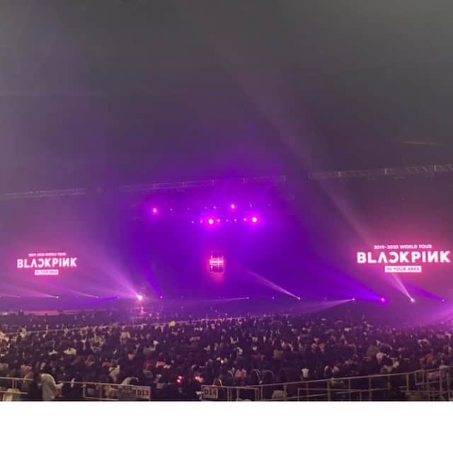 pe_momo.293さんのインスタグラム写真 - (pe_momo.293Instagram)「ハロ〜🥰. . . 昨日は楽しみにしていた. #blackpink　#初参戦　ライブに行って来たよ♡. #ブラックピンク#ブルピン. . . . 脚長くてスタイルいいし～かっこいいそれにセクシーで可愛い❤️衣装も可愛すぎた・・😍. . ダンスも曲もタイプ💛. 見てるだけで女子力上がる✨. . . . 誘ってもらったお友達とライブ中、何回も可愛い🤤かっこいい🤤って呟いていました笑😍. . 東京ドームには憧れボディの#平子理沙　さんも参戦されてたようで😳生りさちゃん見てみたいよ〜🤤👀💕✨✨. . . そんな日の#ライブコーデ　👗 ♡. ４枚目　ちょっと動画. #ブラピ　の曲を聞きながらウキウキ🥰. . . ベージュのボータイニット🎀 ✖︎#あみたいつ . . コーデ詳細. #ボータイニット　 #ミッシェルマカロン. ボトムス #スナイデル＠snidel_official フォローする . #ニーハイブーツ　@comex_highheel #コメックス. 時計 @loborjapan　. 10%off になるクーポンコード【pemom1203】です。 . . . 今日も見に来てくれてありがとう🥰. 明日からお仕事はじめの人も多いよね♡. 頑張ろーね❤️❤️❤️. . . DMありがとうごさいます♡お返事もしないでスルーしてるけど読んでます😉💕. . . . . . #blackpink2020 #worldtourinyourarea #blinkjapan #jisoo #lisa #rose #jennie ＃　京セラドーム #ニーハイブーツコーデ #ボータイニット#お洒落な人と繋がりたい#大人女子コーデ #大人可愛いコーデ #ガーリーコーデ」1月5日 18時13分 - pe_momo.293