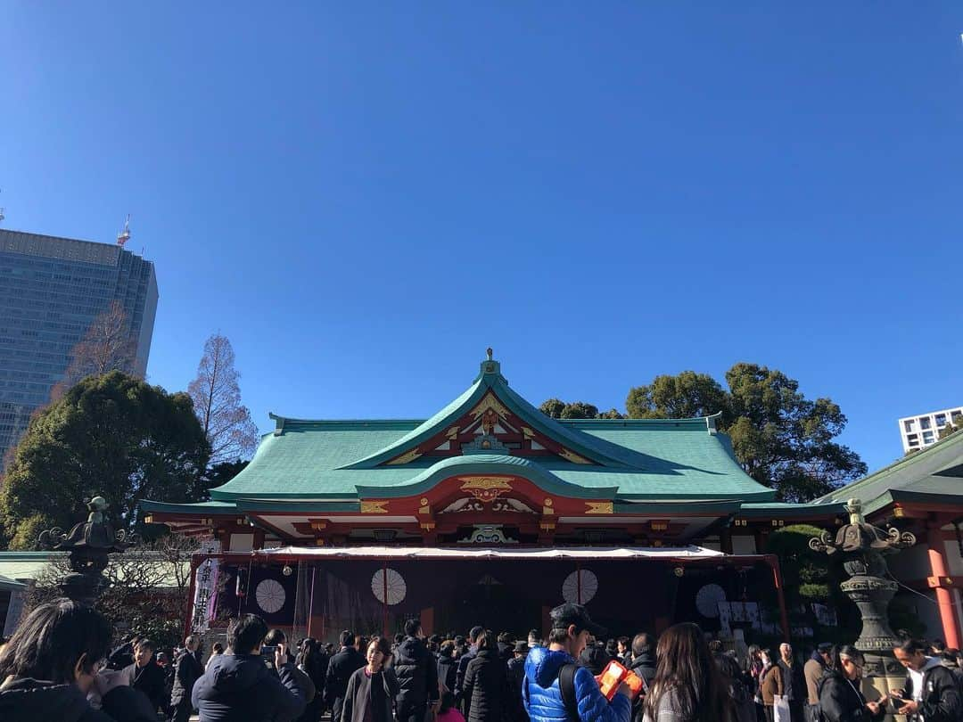 吉原珠央さんのインスタグラム写真 - (吉原珠央Instagram)「澄み切った冬空♫ 初詣では、気持ちを引き締めて自分への誓いや日頃の感謝の気持ちを伝えてまいりました。 午後は明日からの仕事の準備であっという間に3時間が経過。丁寧に慎重にパワフルに決断と行動が出来る1年を目指します^_^  #初詣 #家族のこと #仕事のこと #言葉にしてみる #神社」1月5日 18時17分 - tamaoyoshihara