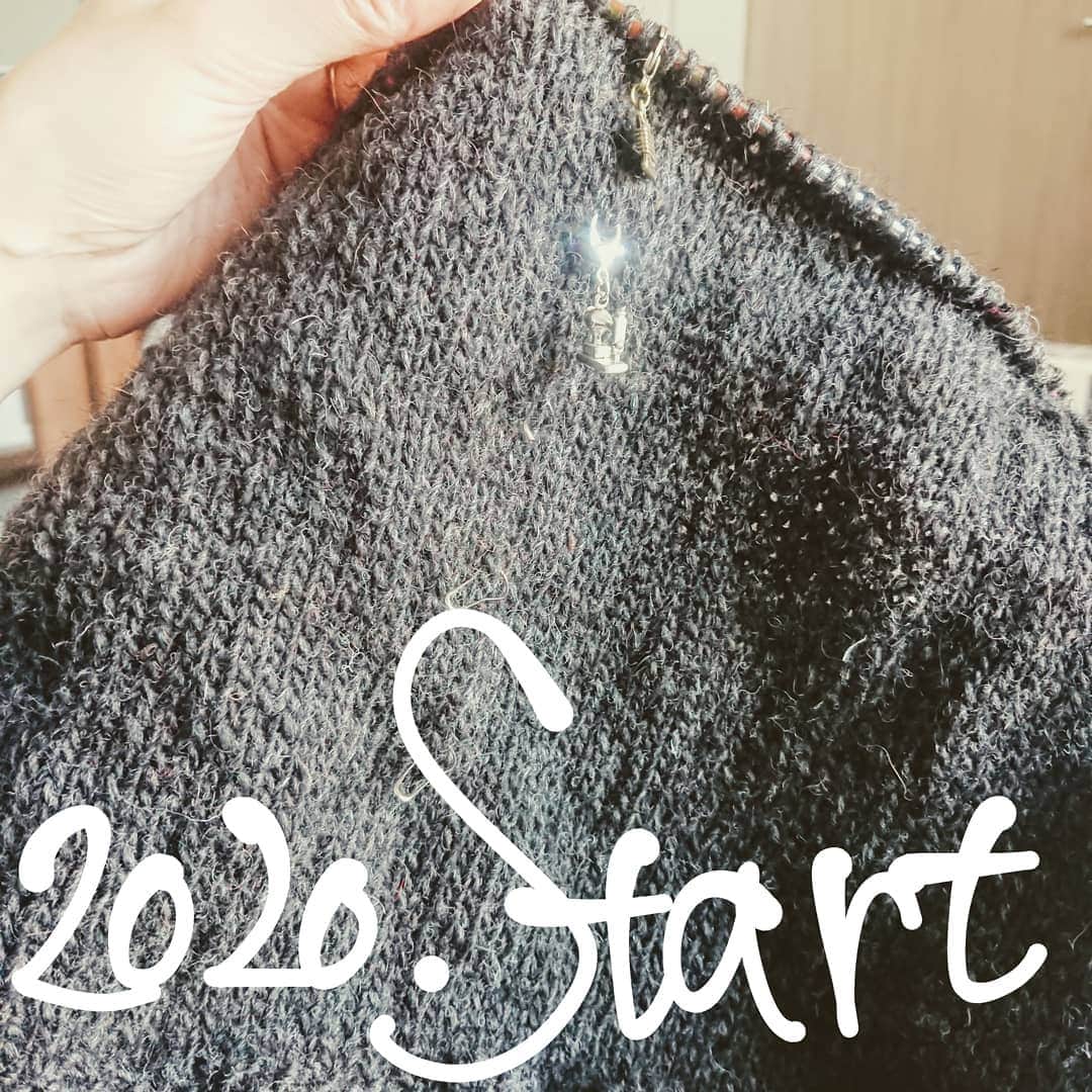 長久保智子さんのインスタグラム写真 - (長久保智子Instagram)「2020, The first project is Icelandic sweater ✨ This year  let's do a lots 🧶 Best hopes and wishes for the new year！ * 2020年最初の作品は Icelandic sweater ! 今年はセーターも沢山編みたいな。今年もよろしくお願いいたします💙  #icelandicsheep #icelandicknitting #icelandicwoolsweater #icelandicdesign #icelandicwool #icelandicsweater #yokesweater #knittingwithcoffee #knittinglife  #loveknit #knittingsweater」1月5日 18時18分 - satoko.tricot_the