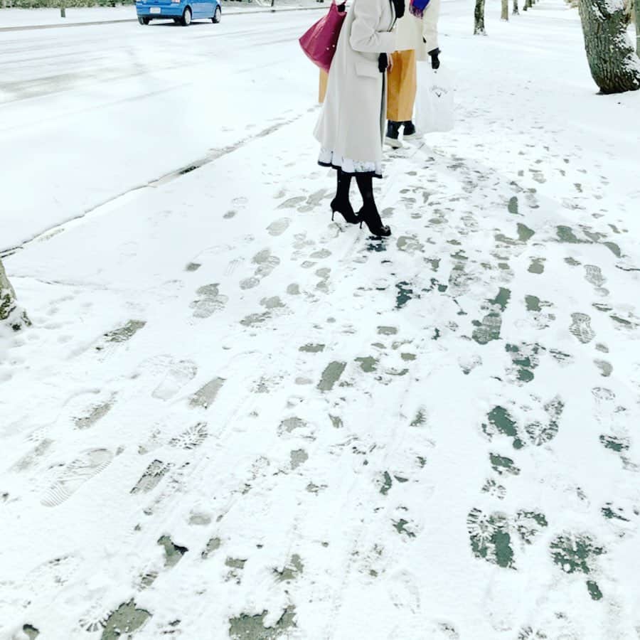 落合由佳さんのインスタグラム写真 - (落合由佳Instagram)「. 私とした事が、雪の降るところへヒールで来てしまった👠💦両親と7年ぶりの旅行。父の写真が下手な事🤣 . . #軽井沢 #久々の雪 #青森仕様で来るべきだった #雪にヒール #お勧めしません🙅‍♀️ #karuizawa #snow #hotsprings #onsen #yukimiopenairbath」1月5日 18時20分 - yuka.ocha