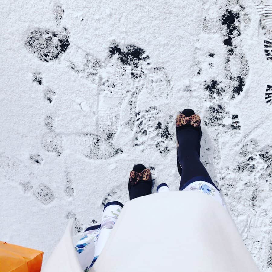落合由佳さんのインスタグラム写真 - (落合由佳Instagram)「. 私とした事が、雪の降るところへヒールで来てしまった👠💦両親と7年ぶりの旅行。父の写真が下手な事🤣 . . #軽井沢 #久々の雪 #青森仕様で来るべきだった #雪にヒール #お勧めしません🙅‍♀️ #karuizawa #snow #hotsprings #onsen #yukimiopenairbath」1月5日 18時20分 - yuka.ocha