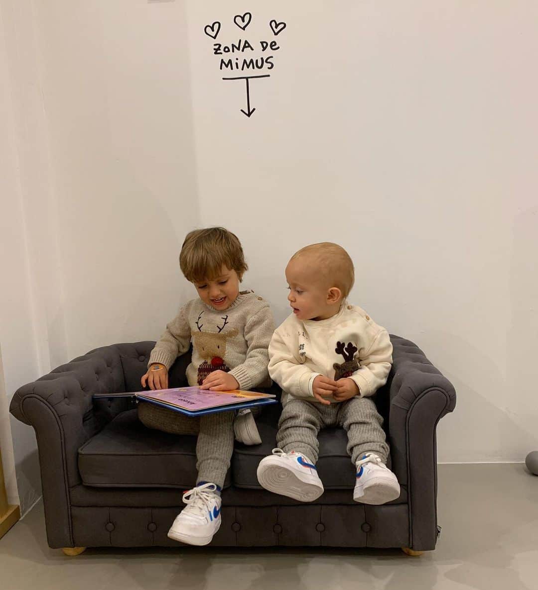マルク・ムニエッサのインスタグラム：「👶🏼👦🏼Happiness is having an older brother who takes care of you👦🏼👶🏼」