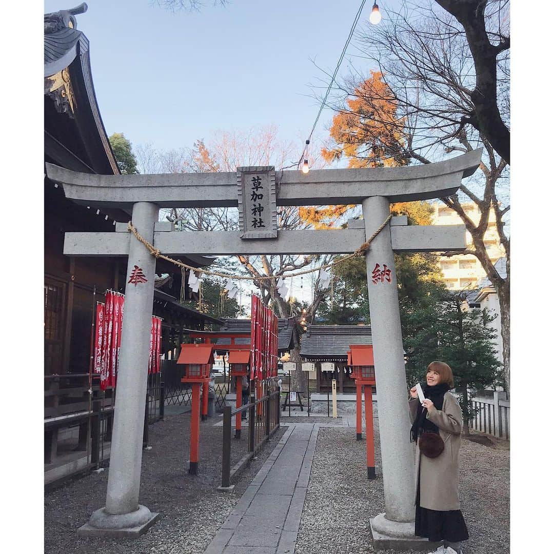 奥村愛子のインスタグラム：「* 子供の頃から行っている、地元の草加神社へ初詣。 おみくじは小吉でした❄️ 今年もがんばろう〜」