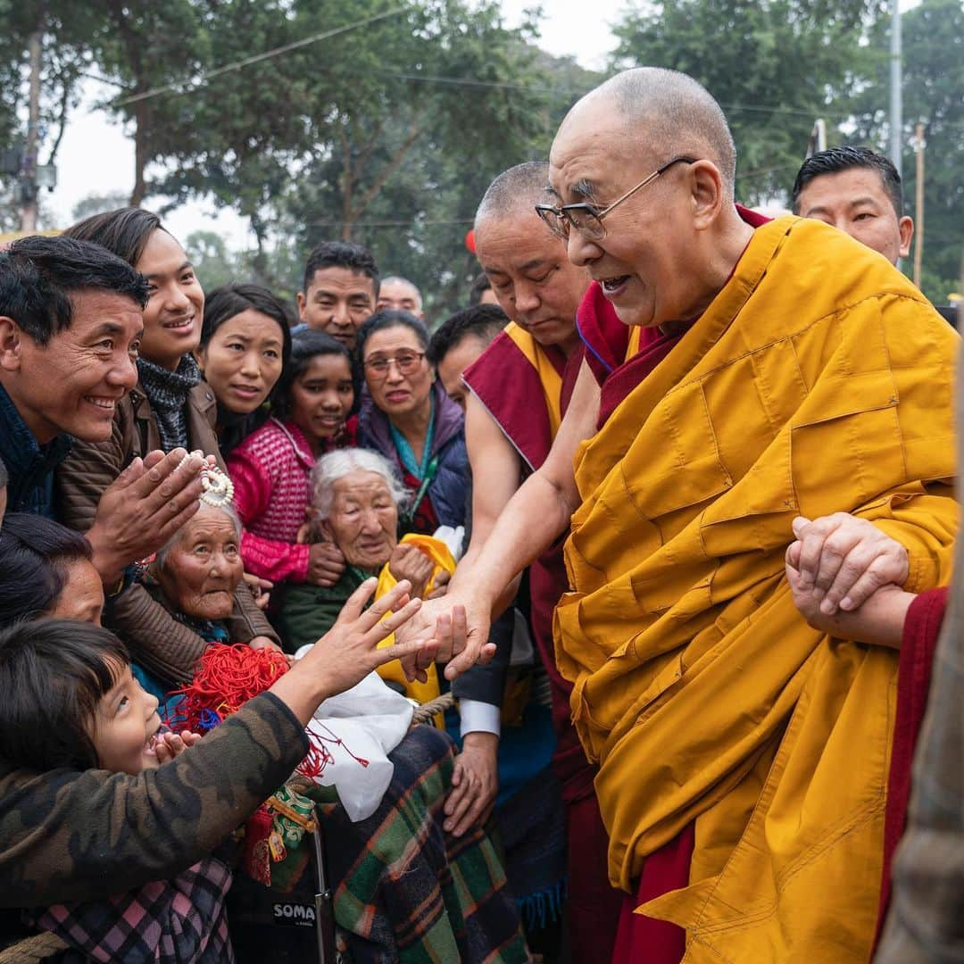 ダライ・ラマ14世さんのインスタグラム写真 - (ダライ・ラマ14世Instagram)「HHDL interacting with well-wishers as he walks to the Kalachakra Teaching Ground to continue his teachings in Bodhgaya, Bihar, India on January 5, 2020. Photo by Tenzin Choejor #dalailama」1月5日 18時33分 - dalailama