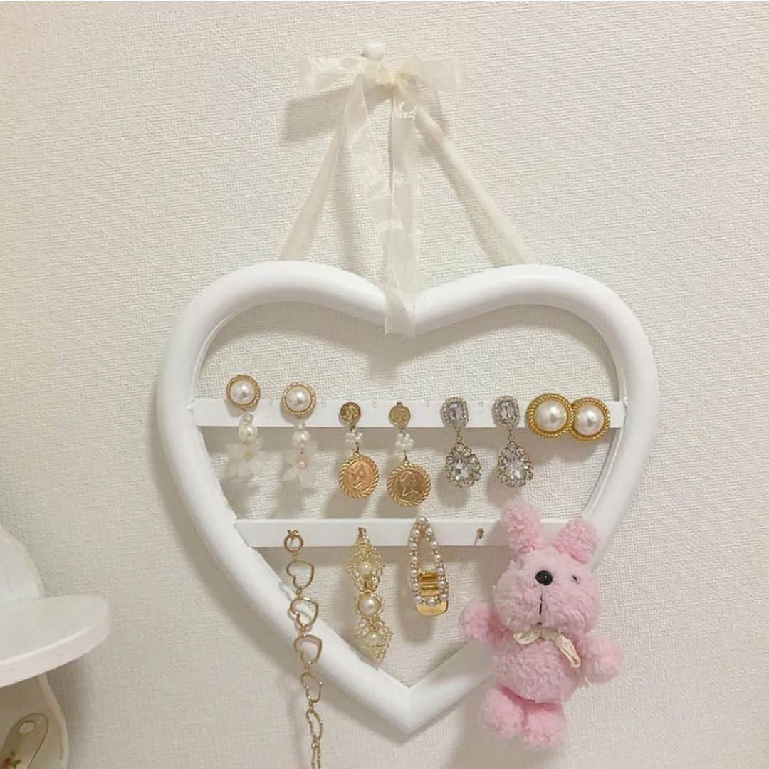 のインスタグラム：「... . サンキューマートのアクセサリー収納🐇♡ . ちょっとしたアクセサリーをオシャレに収納できます。 . シンプルだけどかわいくない？🧸 . photoby. @tuesday.0226 . #アクセサリー収納 #サンキューマート #うさぎ#アクセサリー #lattice #女子部屋 #インテリア #インテリア雑貨 #いいね返し#女子部屋#インテリア雑貨 #収納#収納アイデア #ガーリー#アクセサリーケース #かわいい #おしゃれさんと繋がりたい #女子部屋 #購入品#購入品紹介 #女子力 #女子力アップ」