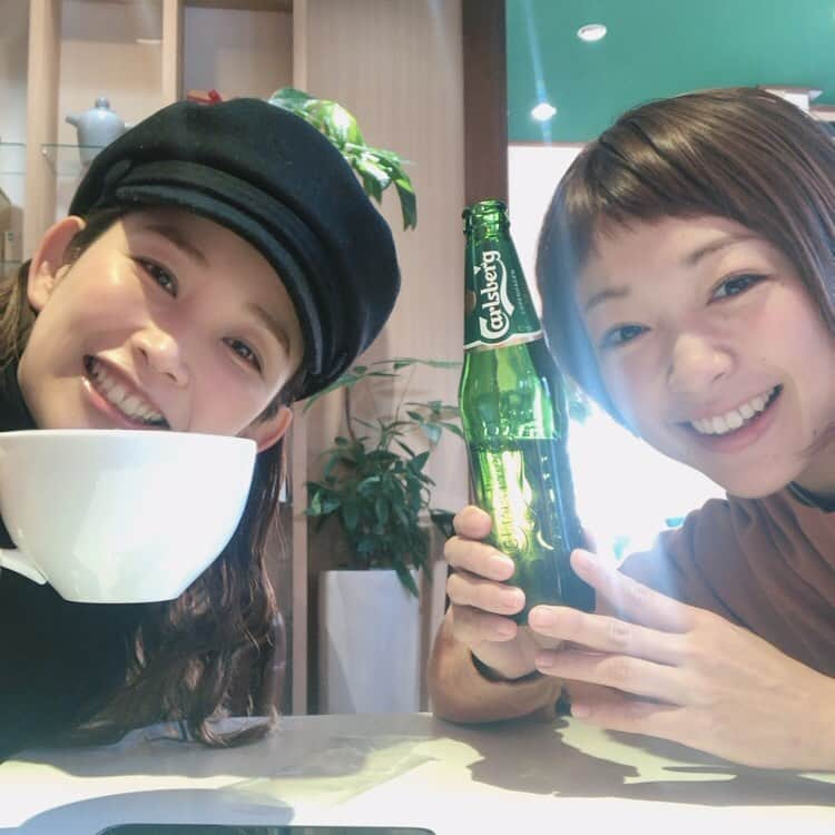 小雪さんのインスタグラム写真 - (小雪Instagram)「この前まぁさんとお茶☕️ ビール飲んでますけどお茶したという 名目です😇どうでもいいね🤣 #中上さんもこのあとビール🍺 #追いかけビール  昨日歯を磨きながらスクワットしたら 腰が痛いです🙃 なんでだろ〜  今年はちょっとだけ 身体を引き締め、、たい！ と思いながらビール飲みます🍺」1月5日 18時41分 - koyuki2