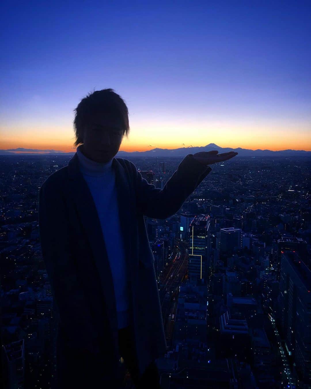 吉崎伸樹のインスタグラム：「. 明けましておめでとうございます🎍 本年も宜しくお願い致します。 #令和 #渋谷スカイ #富士山 #渋谷スクランブルスクエア」