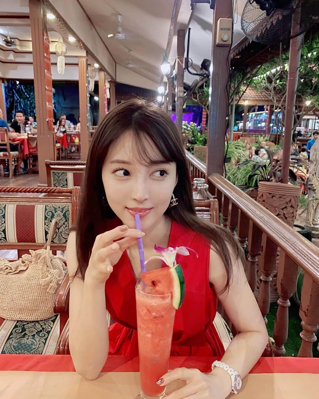 麻亜里さんのインスタグラム写真 - (麻亜里Instagram)「パタヤに来ました🇹🇭 くぅちゃんはおばあちゃんと一緒🐶 _ スイカジュースにグリーンカレーにトムヤムクンにレッドカレー！蟹のすり身の揚げ物も🦀 タイ料理美味しいな〜🥺💕 .  #pattaya#パタヤ#パタヤ旅行#pattayacity#pattayathailand#walkingstreetpattaya #thailand #thailandinstagram#thailandtravel#japanesegirl#タイ#タイ旅行#thailandtrip#pattayatrip#旅行好き#女子旅#タイ女子旅#海外旅行#旅スタグラム#trip#tripgram#タビジョ#thaifood#タイ料理」1月5日 18時36分 - maari.0108