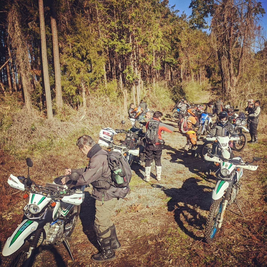 山下晃和さんのインスタグラム写真 - (山下晃和Instagram)「【MOTO】モーターサイクルはすでに年始に2回乗っておりましたが、  今年のロングな初林道ツーリングになりました  毎年、年忘れ林道イベントをやっていて、昨年は雨で延期になり、 本日無事に決行。晴天も晴天  走っているときは暑いくらい  自転車もクルマも持ちながら、なぜオフロードバイクに乗るのかというと  登山のような稜線や森の景色があっという間に見られる乗り物だからだと、改めて思いました  クルマでは入りたくならない荒れた林道（ちゃんと道標のある）は日本にもたくさんあって、その道をのんびりトレッキングするのにはオフ車に勝るものはありませんね （縦走なら3泊4日くらいのキョリですし）  ガルルのファイナルイベントでお会いしたserowでお散歩（BLOG名ね）さんにも久々にお会いでき、 総勢28名のオフローダーが集まりました〜  #ひたすら楽しかった #登山のような稜線や森の景色があっという間に見られる乗り物 #もちろんダートで操る運転も楽しいけど #スピード域が低くても楽しめるのも良いよね #皆様ありがとうございました #総勢28台だそうです #凄かですばい #alpinestars #アルパインスターズ #jansport #YAMAHAが美しい  #セロー250 #serowでお散歩　さん #林道ツーリング #touring #Japan #offroad #登山 #トレッキング #稜線 #森 #セタレ #世田谷レーシング #ジーセンス #OHLINS」1月5日 18時36分 - travel_akikazoo