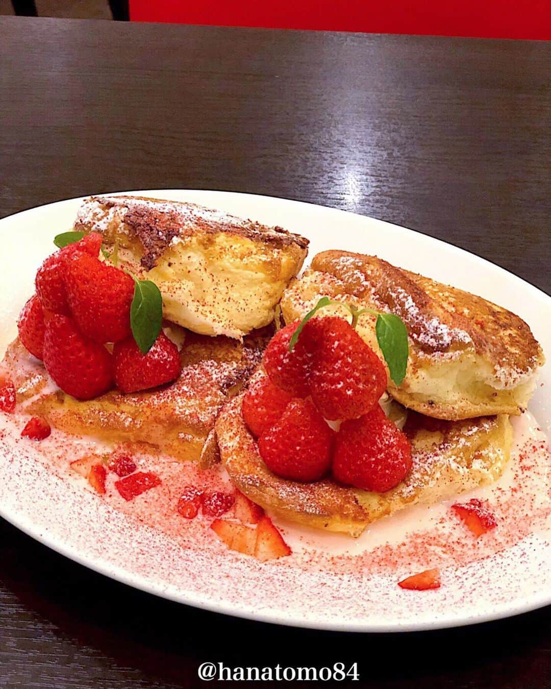 はなともさんのインスタグラム写真 - (はなともInstagram)「. . . 名古屋駅前にある『ライトカフェ 名駅店』では ふわふわのパンケーキ生地に大粒のイチゴとストロベリークリームチーズを合わせた、その名も「ストロベリークリームチーズ ベネティクトパンケーキ」(1,280円)が食べられるぞ！ . 都内にはない珍しいビジュアルの絶品パンケーキ！ . ほんのりとした生地の甘さと甘酸っぱいイチゴが 絶妙なハーモニーを奏でます。 . イチゴがたっぷりで贅沢感満載！ . パンケーキが一皿に2個あるので 友達とシェアして食べるのがオススメですよ。 . . ————————————————— . 店名 : 『ライトカフェ 名駅店』 住所 : 愛知県名古屋市中村区名駅3-15-1 営業時間 : 11:00〜23:00 ‪電話番号 : ‬052-589-0870 ‪定休日 : ‬無休 ‪席数 : 41席‬ . JR名古屋駅から徒歩約5分 . . ————————————————— . . #パンケーキ部 #東京スイーツ #東京カフェ #東京カフェ巡り #名古屋カフェ #名古屋スイーツ #カフェ巡り #名古屋カフェ巡り #カフェスタグラム #東京カメラ部 #東京カフェ部 #ストロベリーパンケーキ #イチゴパンケーキ #東京レストラン #ライトカフェ名駅店 #はなとも名古屋」1月5日 18時37分 - hanatomo84