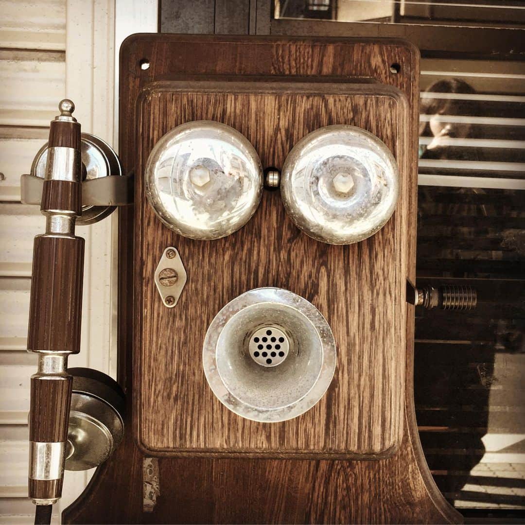 のインスタグラム：「電話機が電話してるみたい  #顔 #顔に見える」
