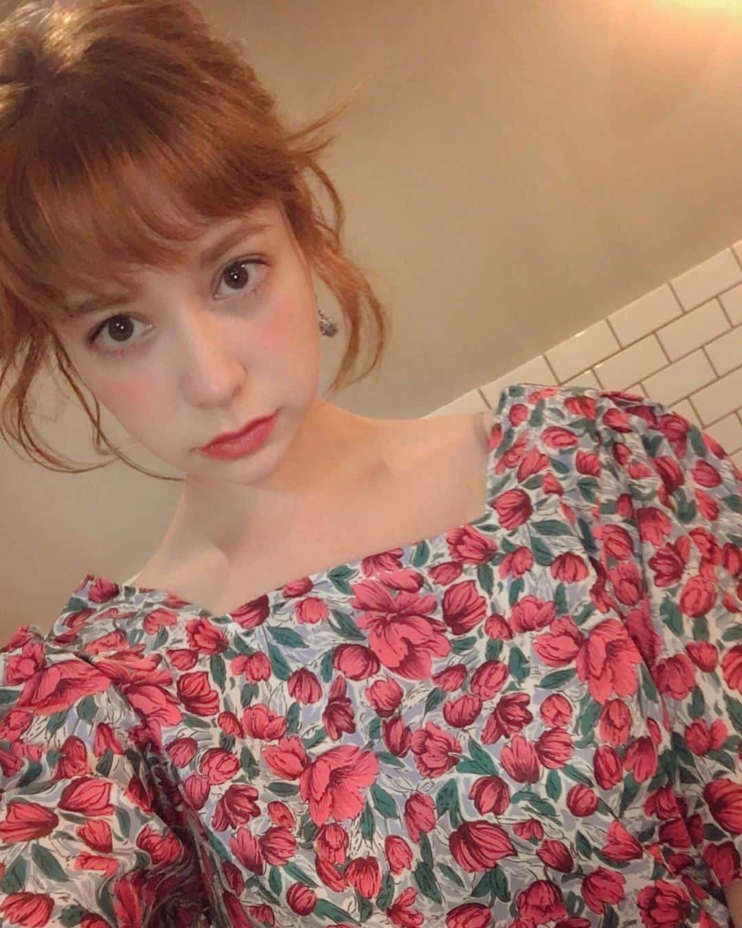のインスタグラム：「お正月のおうちごはん🎍🎌 ローストビーフもまずまずの出来だったけど、マスタードで作ったドレッシングが旨すぎた🤤マスタード、すりおろし生姜、蜂蜜、お酢、塩胡椒を混ぜるだけ👌 野菜にもお肉にも合うよー❤️ #お雑煮 #たれ目メイク #メイク　#チーク #お正月 #happynewyear #おせち #おせち料理 #お料理 #料理好きな人と繋がりたい #正月 #実家 #今夜のおかず #料理記録 #新春 #おうちごはん #2020 #hello2020 #謹賀新年 #おせち作り #新年 #新年の挨拶 #オン眉　#サロモ　#サロンモデル @grl_official @grl_season #gu @gu_global @uniqlo_with @hm #お料理好きな人と繋がりたい #ワンピース　#花柄ワンピース  #ヘアアレンジ」