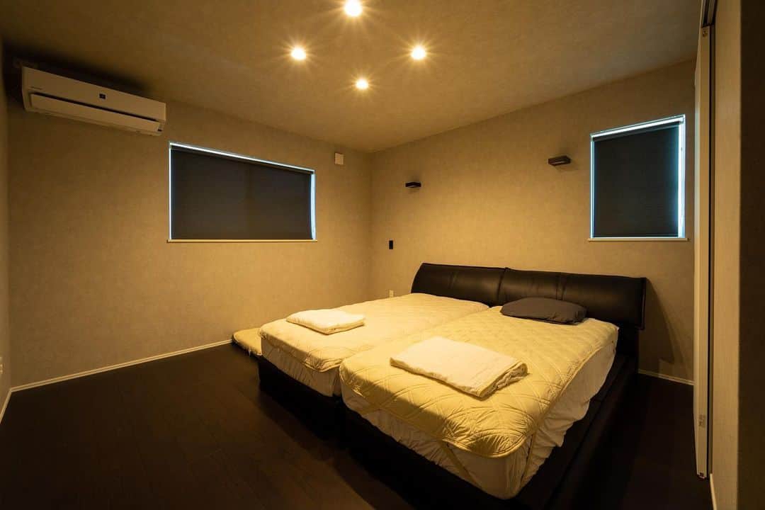 homelife 夢を叶える暮らし方のインスタグラム：「【寝室の照明】 . . オレンジに近い照明はリラックスさせてくれます♪ 寝室には温白色。電球色がぴったりです♪ . . こちらのお家はアーキホームライフのお施主様邸の施工写真です。 その他の施工写真は、 @homelife_gallery のURLからご覧いただけます。 . 家づくりの資料請求はコチラから  @homelife_shiryou . . #ダウンライト #照明 #照明計画 #寝室照明 #ライト #ライティング #ベッドルーム #ベッドルームインテリア #アンティーク #モダンテイスト #モダンルーム #寝室 #おしゃれなベッド #寝室スタイリング #LED照明 #シンプルな暮らし #ベッドルームコーディネート #注文住宅 #自由設計 #デザイン住宅 #downright #bedroom #bedroominterior #bedroominteriors #homelife_京都 #homelife_大阪 #homelife_兵庫 #ホームライフ #ホームライフ100 #アーキホームライフ」