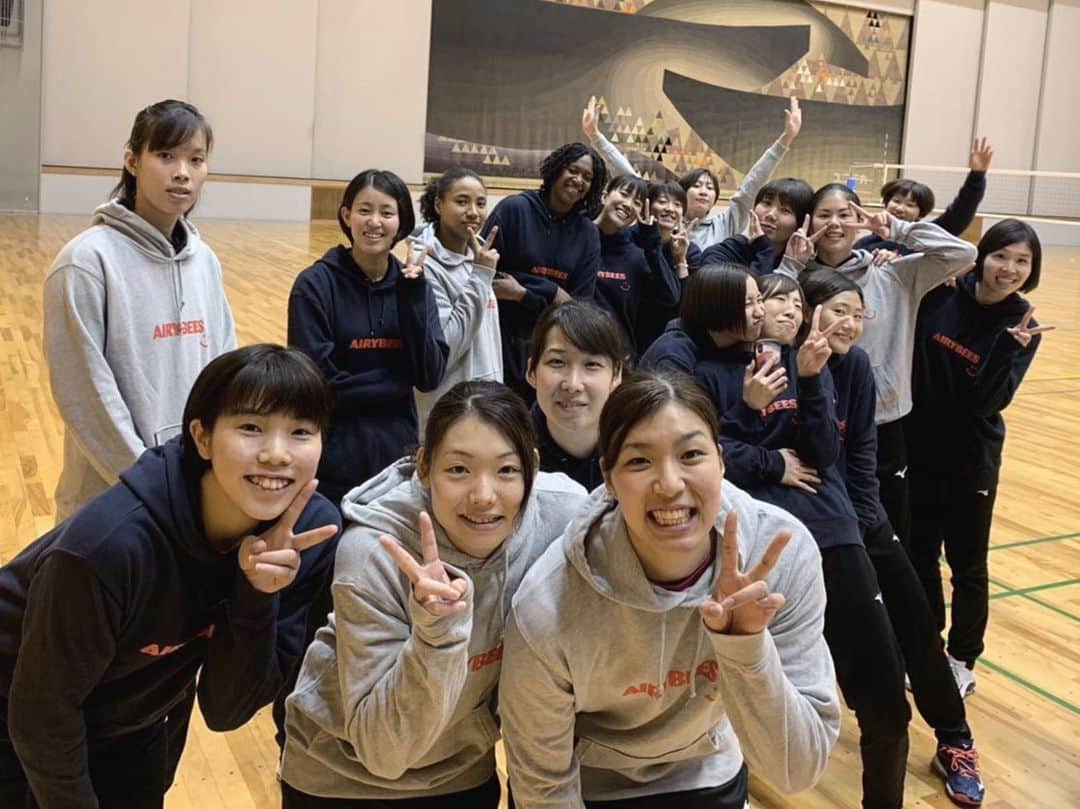 野村明日香のインスタグラム：「﻿ ﻿ 岡崎ホームゲーム﻿ 2日間本当にたくさんの応援﻿ ありがとうございました💫﻿ ﻿ 会場が満員ですごくすごく嬉しかったです❤︎﻿ ﻿ 感謝の気持ちを忘れず﻿ ファイナル8に向けてまたチーム全員で頑張ります🐝﻿ ﻿ ﻿ #vリーグはバレーだよ #デンソーエアリービーズ﻿ #densoairybees﻿」