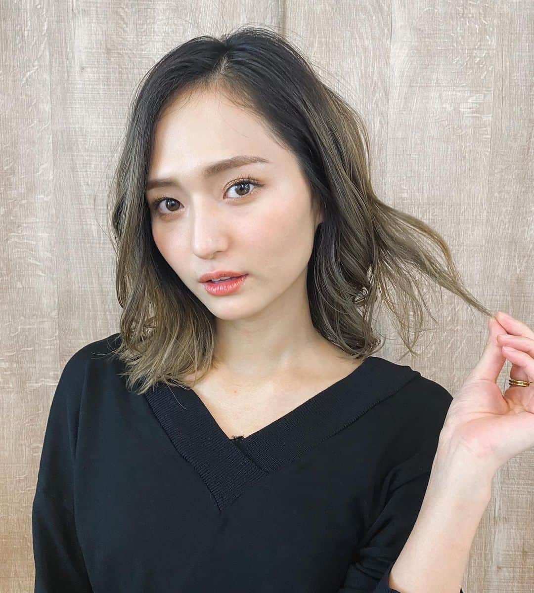 山賀琴子さんのインスタグラム写真 - (山賀琴子Instagram)「new hair✨﻿ ﻿ ﻿ 気持ちを新たに！﻿ ということでガッツリ染めました🤭﻿ ここまで全体的に明るいのは人生初！﻿ ﻿ いかがでしょうか😳﻿ ﻿ #new#hair#hairstyle﻿ #バレイヤージュ っていうらしい﻿」1月5日 18時49分 - kotokoyamaga