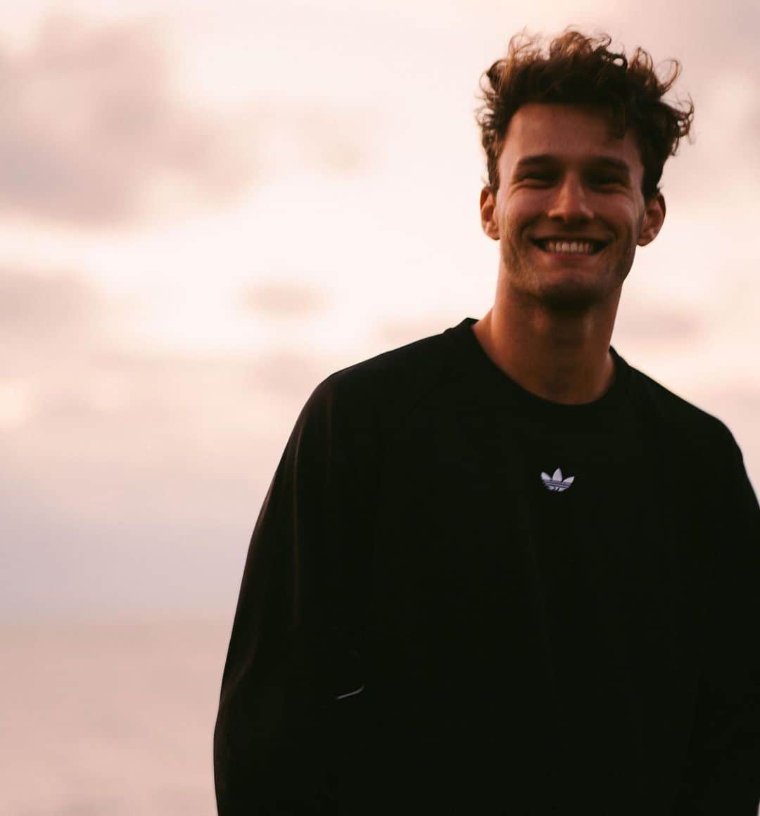 カーティス・マーシャルのインスタグラム：「Weekend for the soul 🌅🏖🤸🏼‍♂️ @joshlynott 📸」