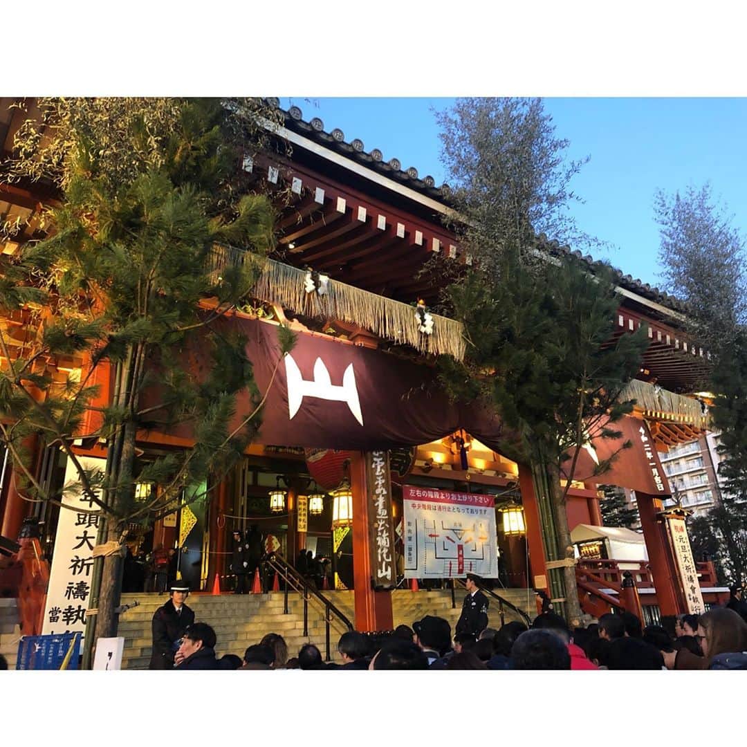 脊山麻理子さんのインスタグラム写真 - (脊山麻理子Instagram)「浅草のホッピー通りで樽酒飲んだよ♡体暖まった♡ #お正月　#浅草　#浅草寺　#ホッピー通り #ホタテのバター焼き　#美味しかった　#樽酒」1月5日 18時53分 - mariko_seyama_milkpon