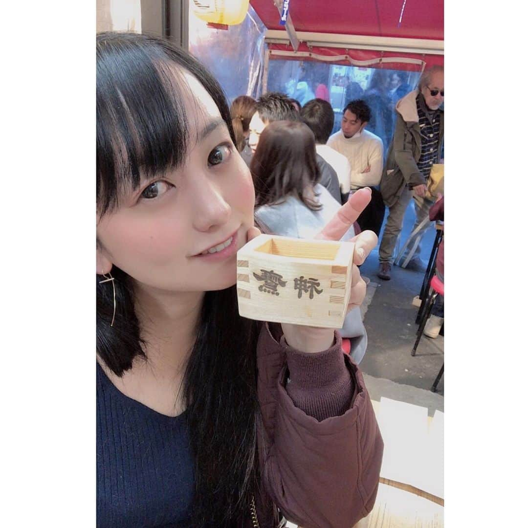 脊山麻理子のインスタグラム：「浅草のホッピー通りで樽酒飲んだよ♡体暖まった♡ #お正月　#浅草　#浅草寺　#ホッピー通り #ホタテのバター焼き　#美味しかった　#樽酒」