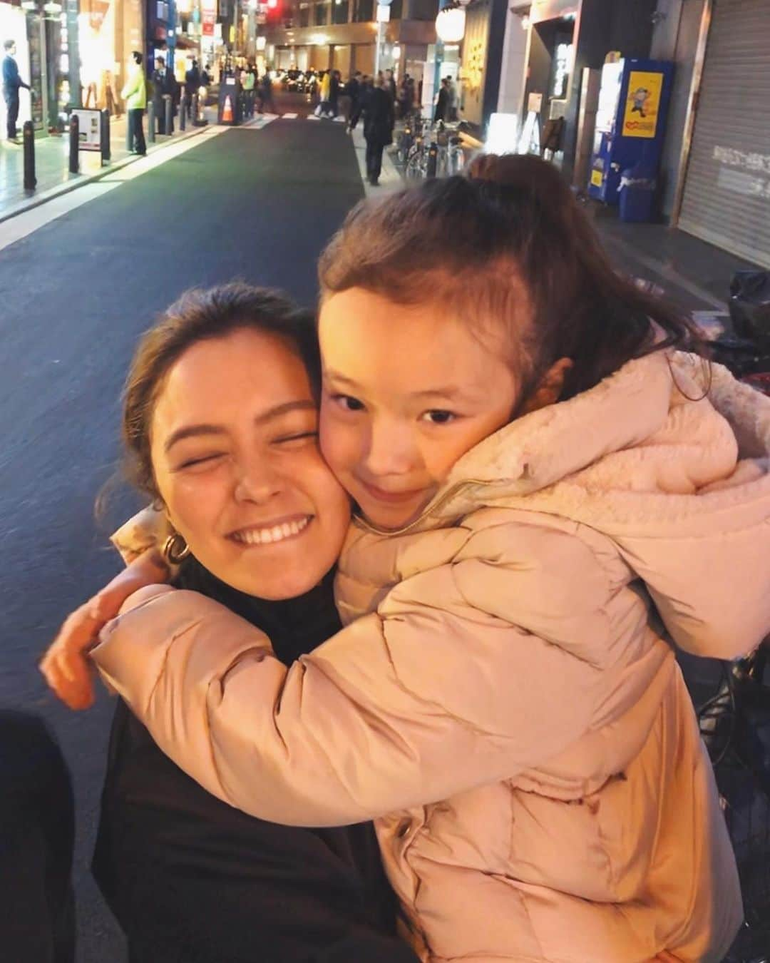 ステファニーさんのインスタグラム写真 - (ステファニーInstagram)「👭🤝❤️ 外国人選手の家族は、 ずっと日本にいない人が多いから寂しいけど… ずっと友達だよ♡。 小さな親友！ (まぁまぁ身長大きいけどw) #love #bestfriend #superbabysitter #mochi #こどもつかい #子守の神 #体力勝負」1月5日 18時54分 - steph_0928_