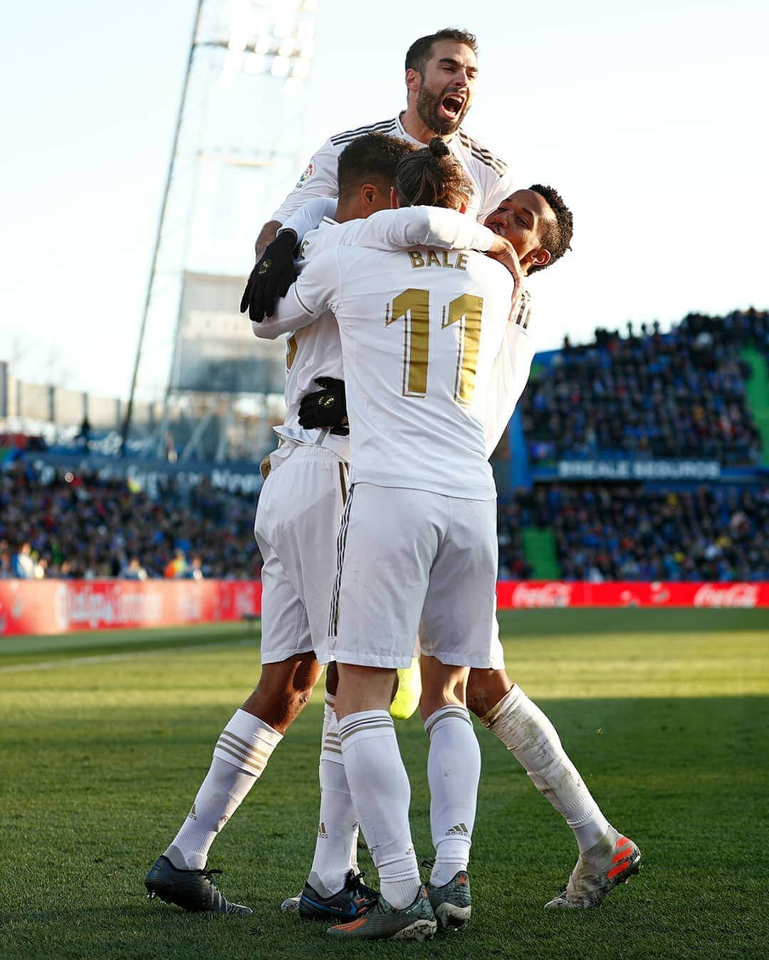 レアル・マドリードさんのインスタグラム写真 - (レアル・マドリードInstagram)「📸⚽ A great team performance! 👊 ¡Victoria en equipo! #RMLiga | #HalaMadrid」1月5日 18時58分 - realmadrid