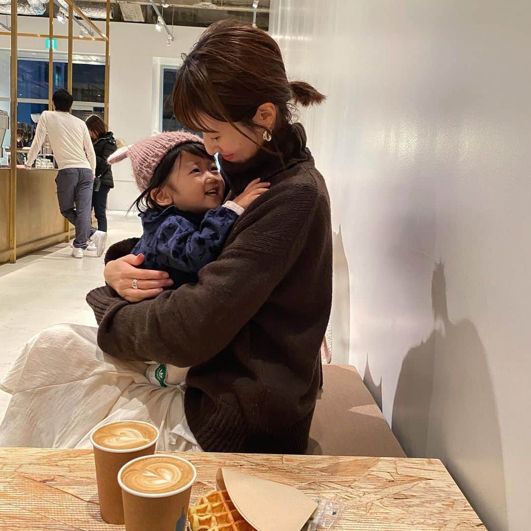 美生のインスタグラム：「🧒🏻 , ☕️ & 🧇﻿ ﻿ ﻿ お姉ちゃん👧🏻寝たから﻿ パパとママを独り占めの次女🧒🏻﻿ ﻿ 今日は @donobanweb LIVEを見てくれてる方に﻿ お声掛けいただいて﻿ すごーく嬉しかった🥰﻿ ﻿ 昨年お買い物したニットの中で﻿ １番のお気に入りのニットで過ごす﻿ 幸せな日曜日☕️﻿ 2色買ってよかった♡﻿ ﻿ こちらの色のみまだお在庫ございます♡」