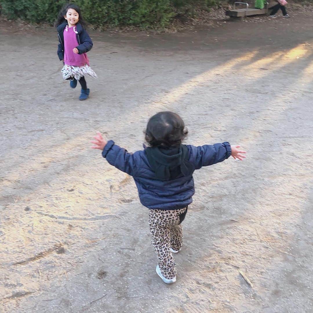 ともみさんのインスタグラム写真 - (ともみInstagram)「. 最近、手に砂がつくのを気にして コケても地面に手をつけたくないから なかなか自分で起き上がろうとしない😂 . わたし1人だとあまり公園には連れて行けないから この連休は公園たくさん行けて 楽しそうでした〜👧👦💕 . #公園 #1歳 #1歳9ヶ月 #5歳 #5歳10ヶ月 #姉弟 #こどもと暮らす #こどものいる生活」1月5日 19時01分 - yuzu_haru_18