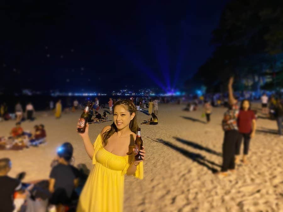 野田彩加さんのインスタグラム写真 - (野田彩加Instagram)「2019▷▶︎▷2020 カウントダウンするのかと思ったら、しなかった笑 気付いたら年越してた🤣🤣🤣 #phuket #patongbeach #beach #countdown #2019 #2020」1月5日 19時03分 - aya.205