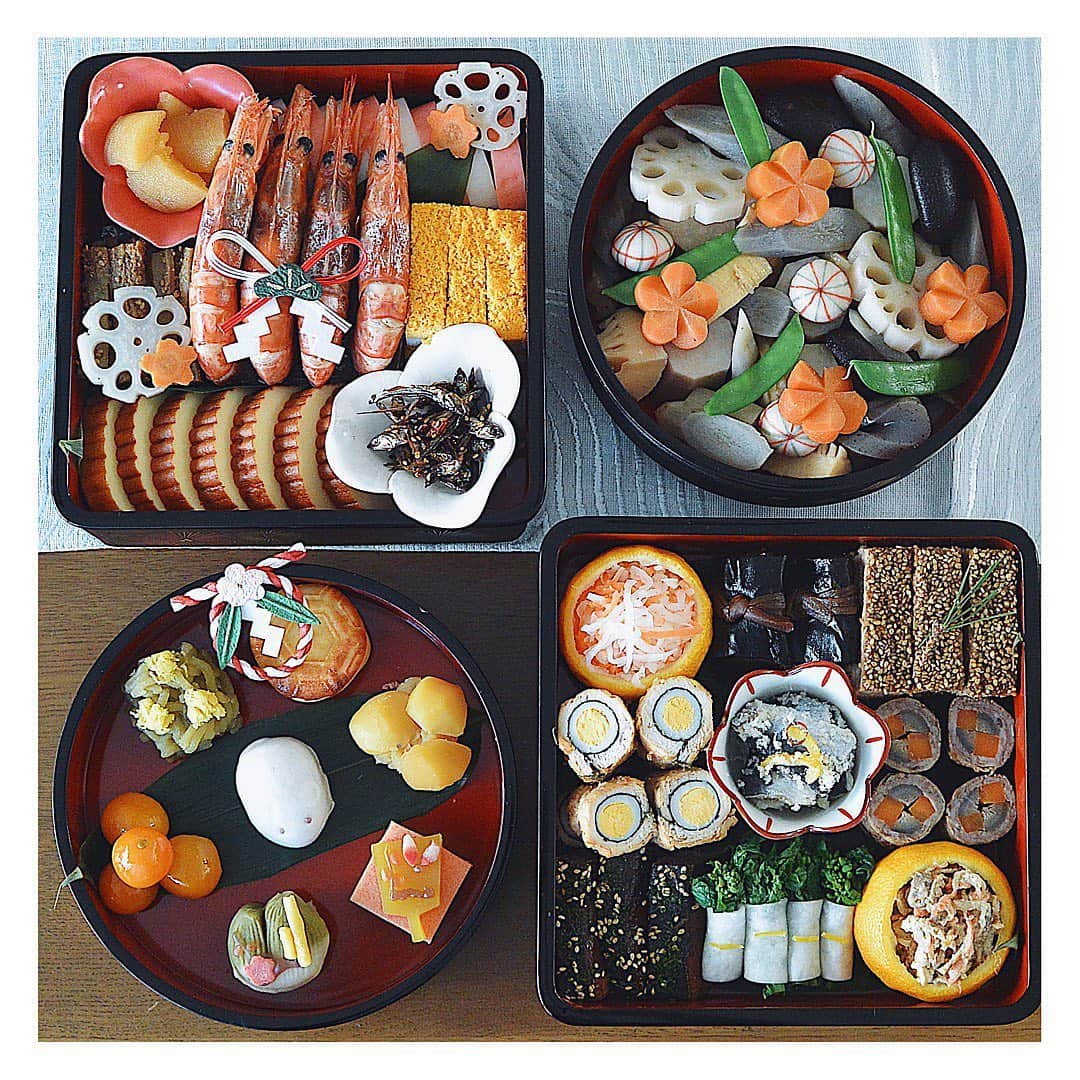 Natsuko Motoiさんのインスタグラム写真 - (Natsuko MotoiInstagram)「Another shot of New year dishes. . 記録用にもう一枚。 この上からの写真が次のおせち準備にかなり役立ちます。 . . . .  #おせち料理  #おばあちゃんの残したレシピ #お正月 #おうちごはん #おせち #japanesefood #和食 #うつわ #IGersjp #team_jp_  #foodie #foodstagram #comfortfood #gloobyfood #thefeedfeed  #暮らし #onmytable  #vscocam #vscofood #vscofashionfood  #キナリノ #food52  #おうちごはんlover #おうちカフェ  #フーディーテーブル #wp_deli_japan」1月5日 19時04分 - natsu_motoi
