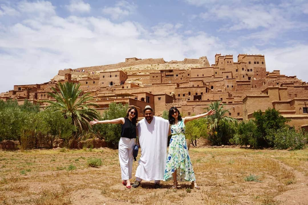 谷中麻里衣さんのインスタグラム写真 - (谷中麻里衣Instagram)「Ait Ben Haddou 💡 ... where the Gladiator was filmed ⚔️ . 世界遺産アイト・ベン・ハッドゥ✨ . グラディエーター撮影地で戦ってみたよ😉 . 絵を書いてる方がいたので、砂漠での私たちをお願い🐫 火で炙ると砂丘が浮き上がってくるの😲 . #アイトベンハッドゥ #モロッコ #モロッコ旅行 #世界遺産 #worldheritage  #aitbenhaddou  #Gladiator #Morocco #麻里衣旅行」1月5日 19時05分 - marieyanaka