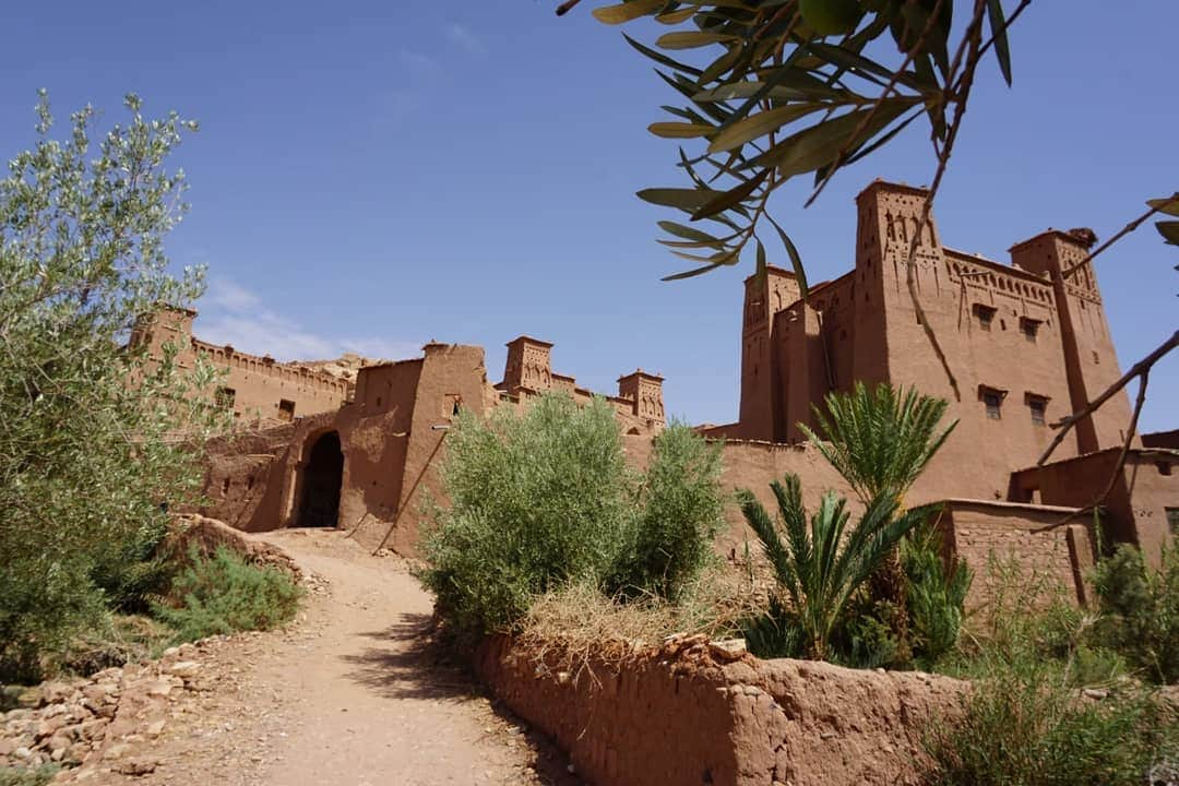 谷中麻里衣さんのインスタグラム写真 - (谷中麻里衣Instagram)「Ait Ben Haddou 💡 ... where the Gladiator was filmed ⚔️ . 世界遺産アイト・ベン・ハッドゥ✨ . グラディエーター撮影地で戦ってみたよ😉 . 絵を書いてる方がいたので、砂漠での私たちをお願い🐫 火で炙ると砂丘が浮き上がってくるの😲 . #アイトベンハッドゥ #モロッコ #モロッコ旅行 #世界遺産 #worldheritage  #aitbenhaddou  #Gladiator #Morocco #麻里衣旅行」1月5日 19時05分 - marieyanaka