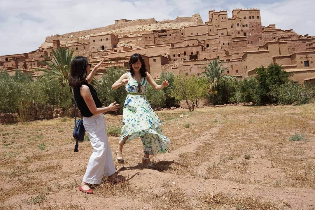 谷中麻里衣さんのインスタグラム写真 - (谷中麻里衣Instagram)「Ait Ben Haddou 💡 ... where the Gladiator was filmed ⚔️ . 世界遺産アイト・ベン・ハッドゥ✨ . グラディエーター撮影地で戦ってみたよ😉 . 絵を書いてる方がいたので、砂漠での私たちをお願い🐫 火で炙ると砂丘が浮き上がってくるの😲 . #アイトベンハッドゥ #モロッコ #モロッコ旅行 #世界遺産 #worldheritage  #aitbenhaddou  #Gladiator #Morocco #麻里衣旅行」1月5日 19時05分 - marieyanaka